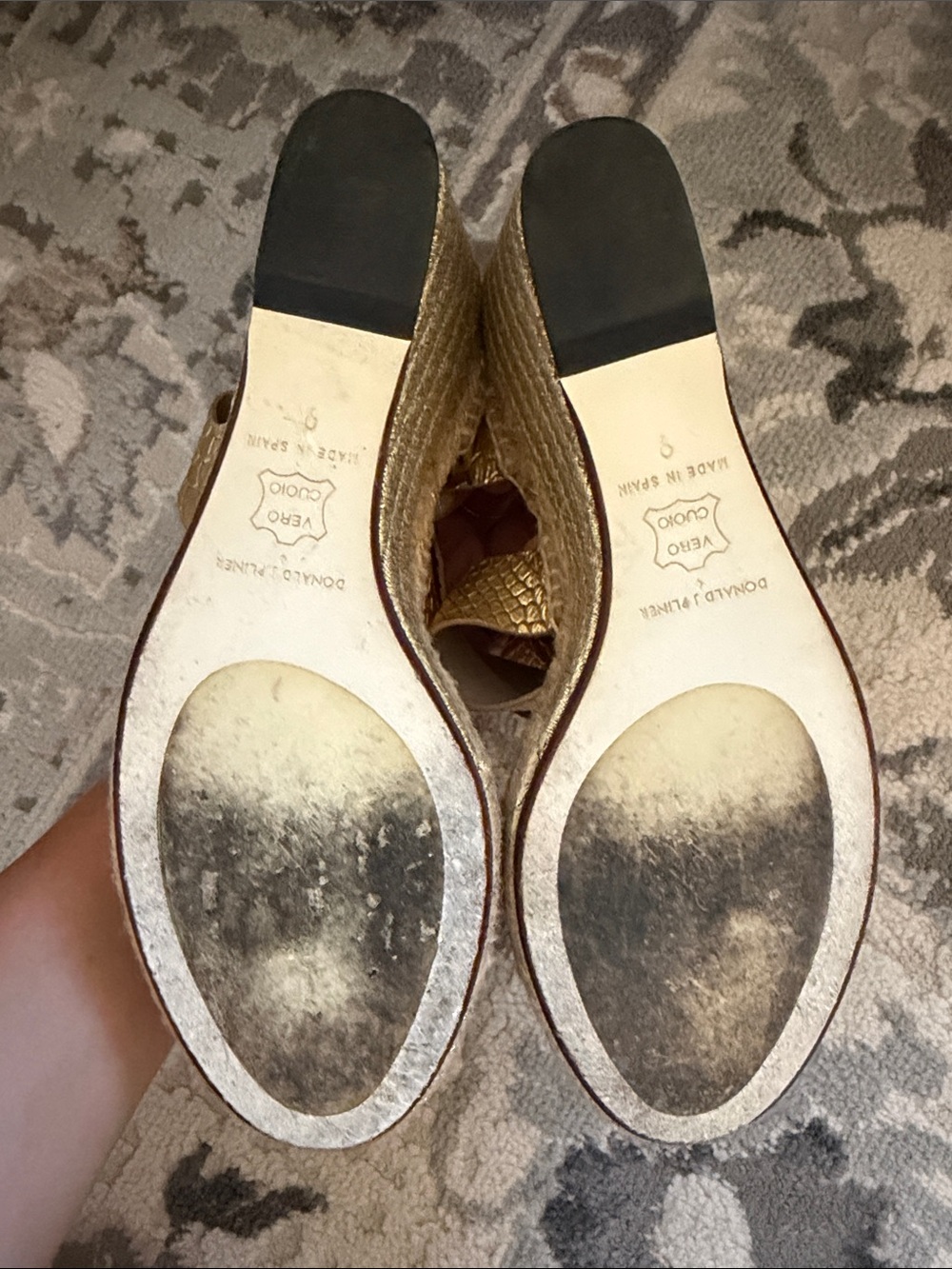 EUC DONALD PLINER Gold Espadrille Wedge Sandals - Women SIZE 9 - Picture 3 of 3